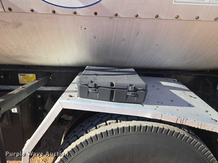 image for item ET1462 2007 International 7300 oil distributor truck