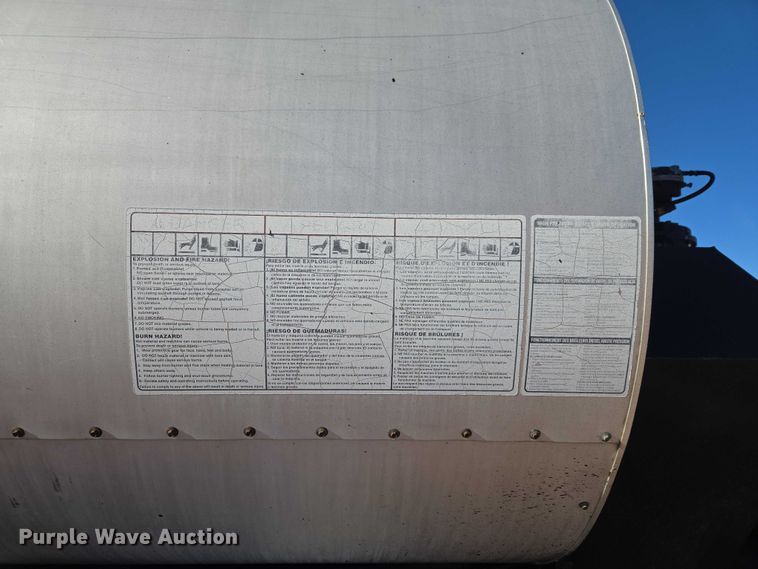 image for item ET1462 2007 International 7300 oil distributor truck