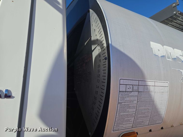 image for item ET1462 2007 International 7300 oil distributor truck