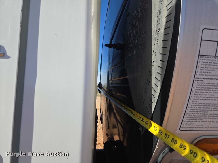 image for item ET1462 2007 International 7300 oil distributor truck