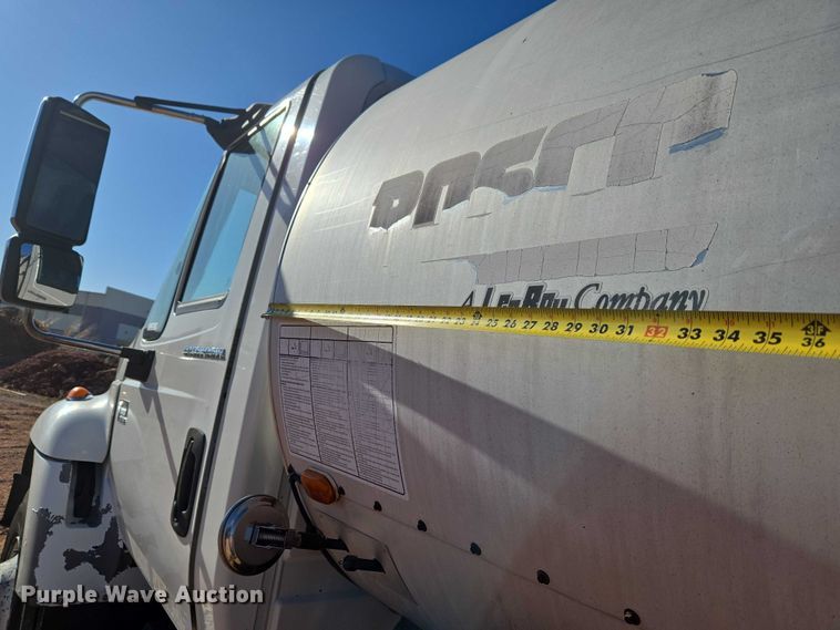 image for item ET1462 2007 International 7300 oil distributor truck