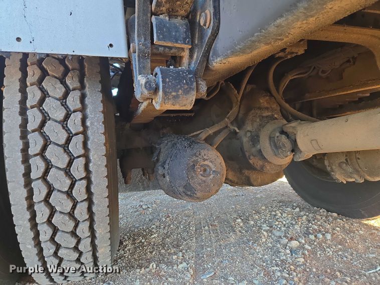 image for item ET1462 2007 International 7300 oil distributor truck