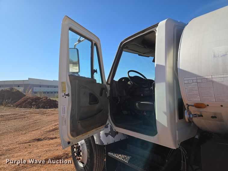 image for item ET1462 2007 International 7300 oil distributor truck