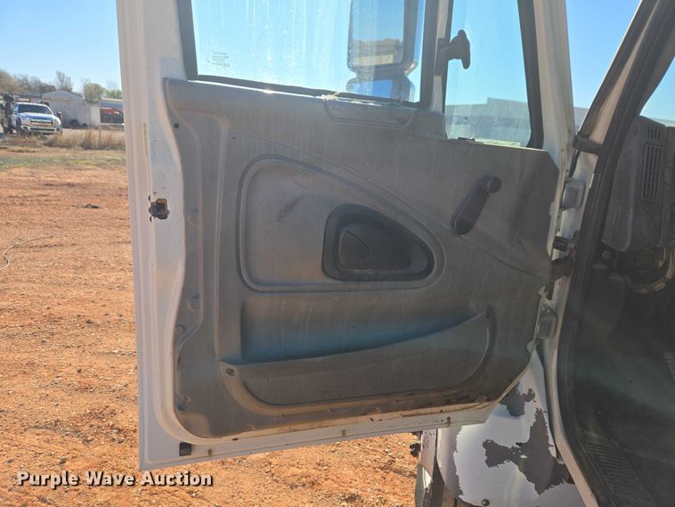 image for item ET1462 2007 International 7300 oil distributor truck