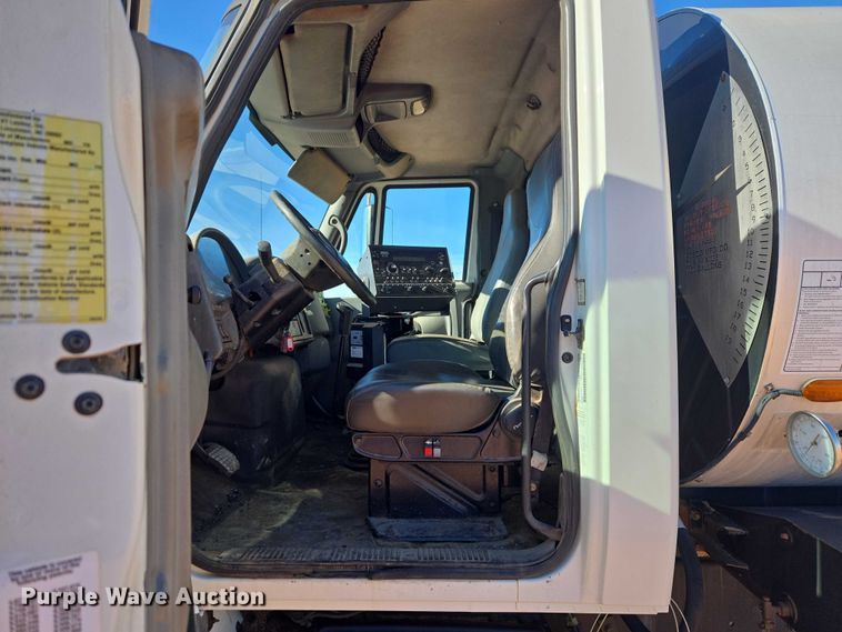 image for item ET1462 2007 International 7300 oil distributor truck