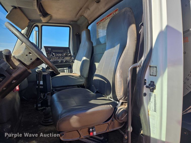 image for item ET1462 2007 International 7300 oil distributor truck