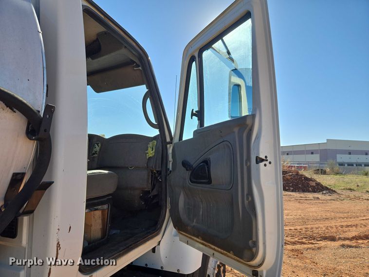 image for item ET1462 2007 International 7300 oil distributor truck