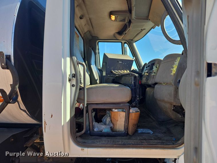 image for item ET1462 2007 International 7300 oil distributor truck