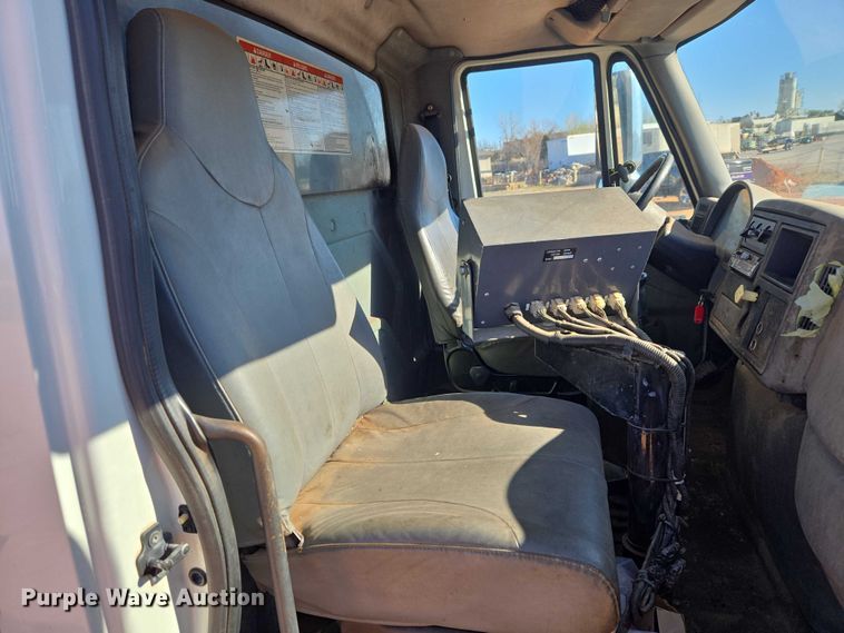 image for item ET1462 2007 International 7300 oil distributor truck