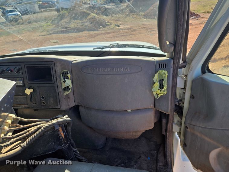 image for item ET1462 2007 International 7300 oil distributor truck