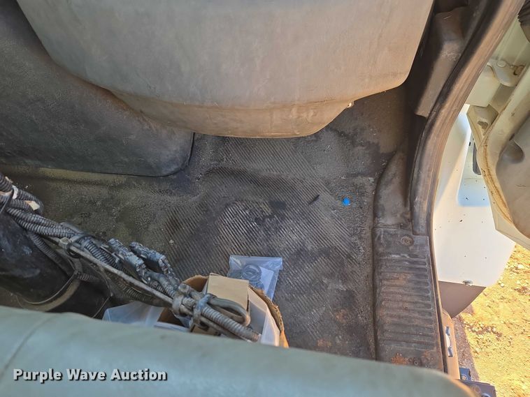 image for item ET1462 2007 International 7300 oil distributor truck