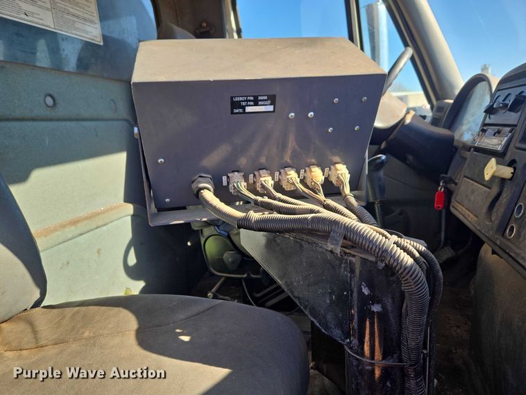 image for item ET1462 2007 International 7300 oil distributor truck