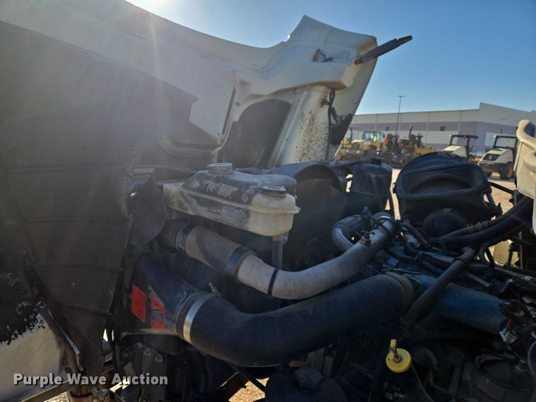 image for item ET1462 2007 International 7300 oil distributor truck