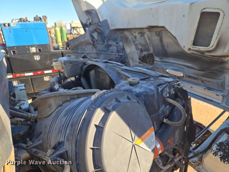 image for item ET1462 2007 International 7300 oil distributor truck