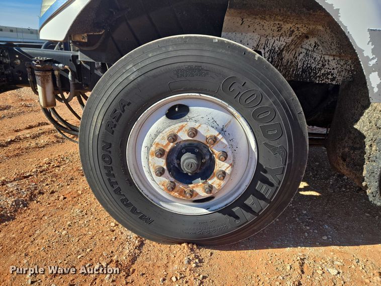 image for item ET1462 2007 International 7300 oil distributor truck