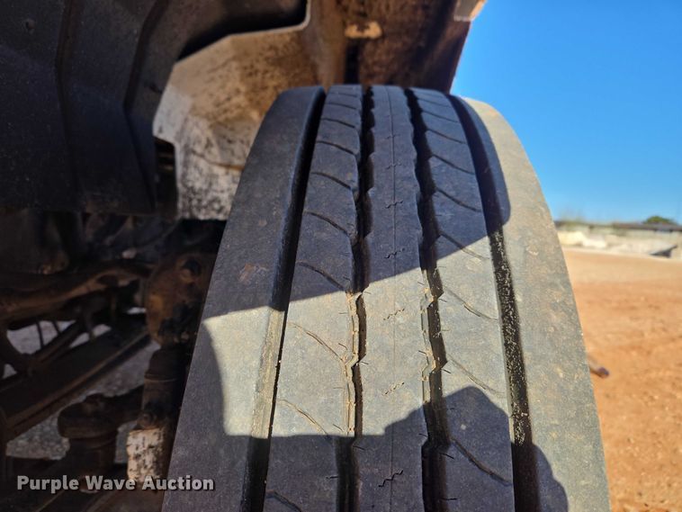 image for item ET1462 2007 International 7300 oil distributor truck