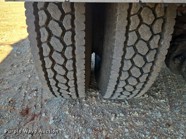 image for item ET1462 2007 International 7300 oil distributor truck