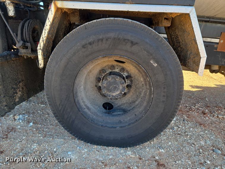 image for item ET1462 2007 International 7300 oil distributor truck