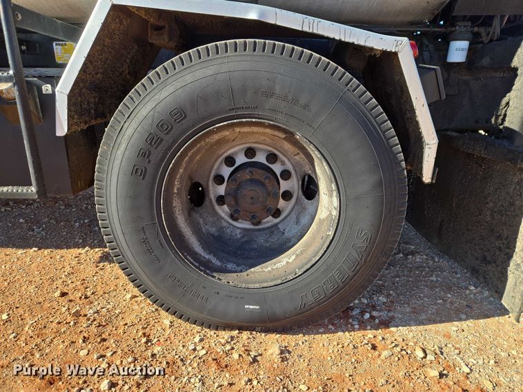 image for item ET1462 2007 International 7300 oil distributor truck