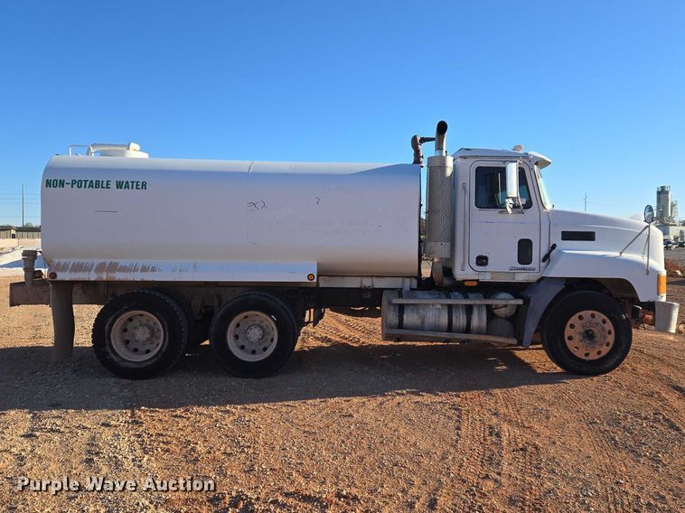 image for item ET1463 2000 Mack CH613 water truck