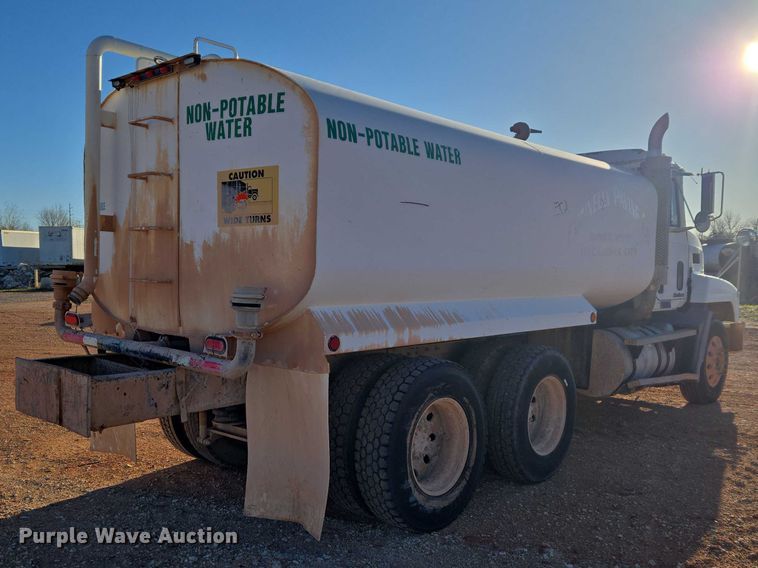 image for item ET1463 2000 Mack CH613 water truck