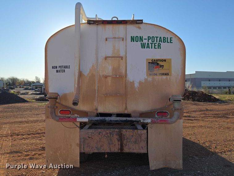 image for item ET1463 2000 Mack CH613 water truck