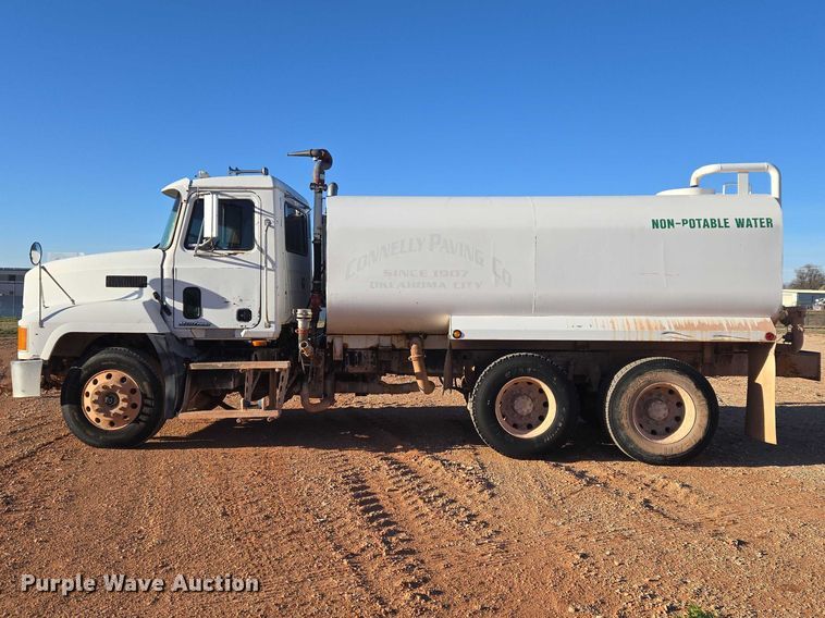 image for item ET1463 2000 Mack CH613 water truck