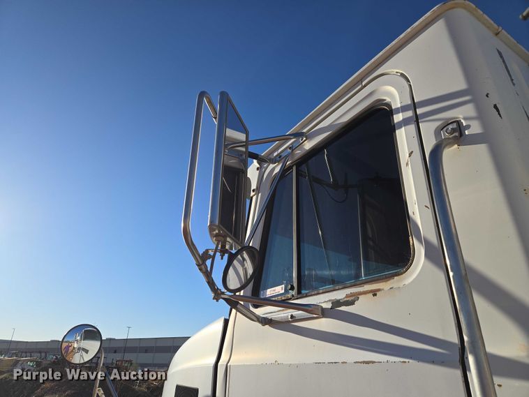 image for item ET1463 2000 Mack CH613 water truck