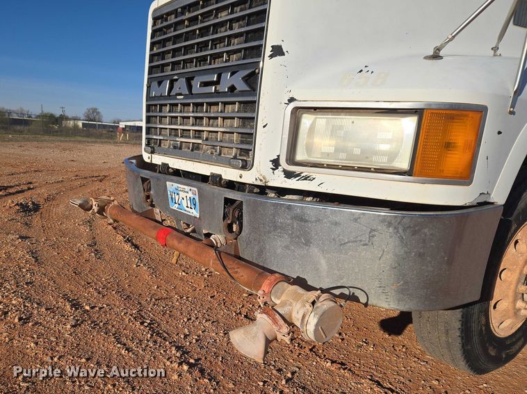 image for item ET1463 2000 Mack CH613 water truck