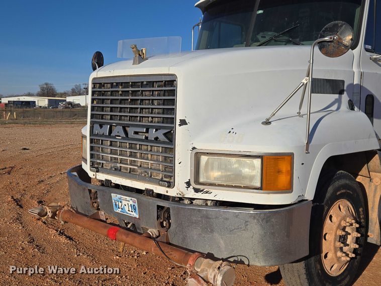 image for item ET1463 2000 Mack CH613 water truck