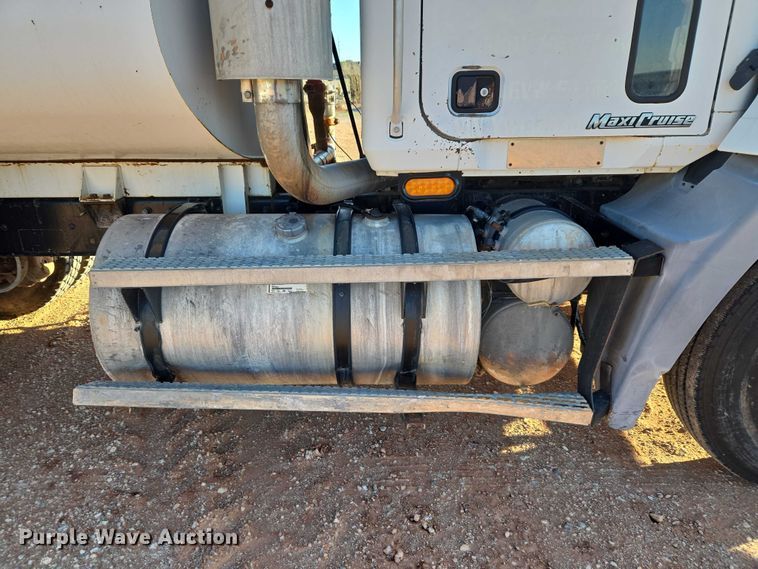 image for item ET1463 2000 Mack CH613 water truck