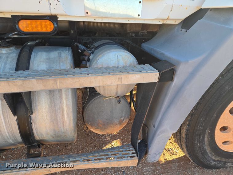 image for item ET1463 2000 Mack CH613 water truck