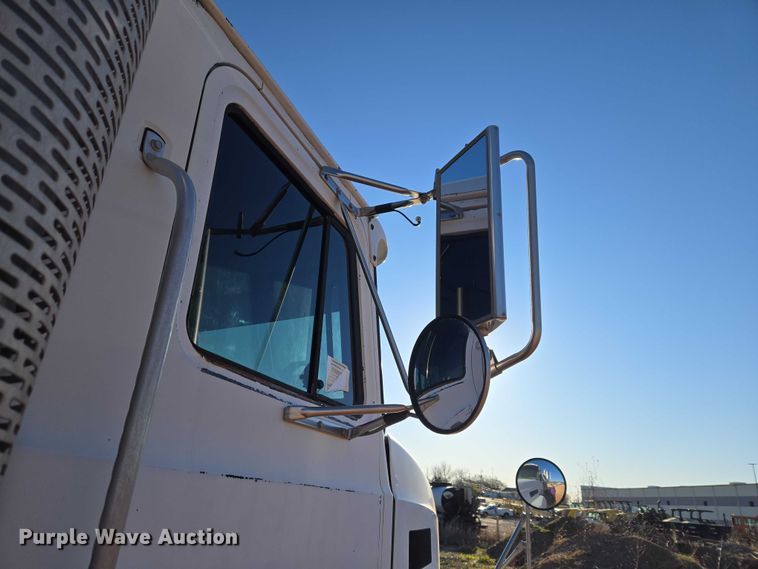 image for item ET1463 2000 Mack CH613 water truck