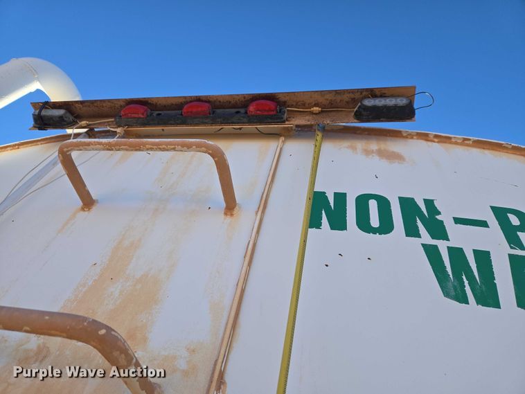 image for item ET1463 2000 Mack CH613 water truck