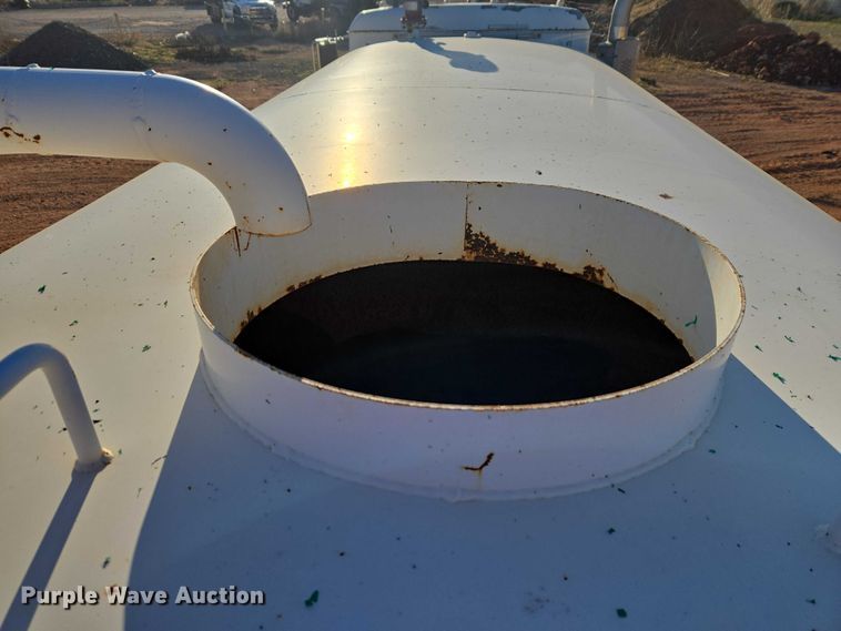 image for item ET1463 2000 Mack CH613 water truck