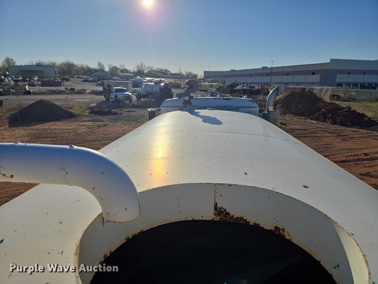 image for item ET1463 2000 Mack CH613 water truck