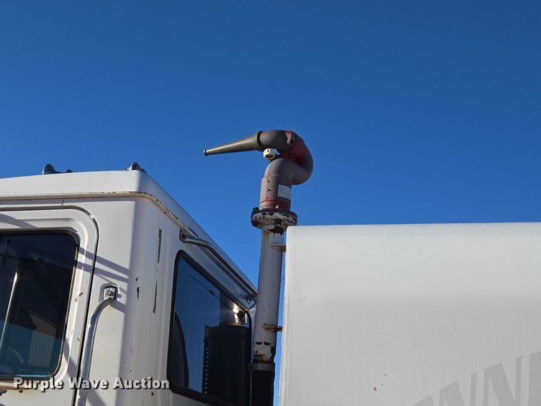 image for item ET1463 2000 Mack CH613 water truck