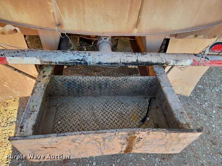 image for item ET1463 2000 Mack CH613 water truck