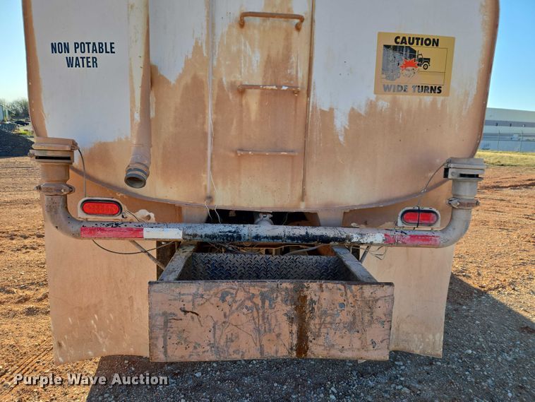 image for item ET1463 2000 Mack CH613 water truck