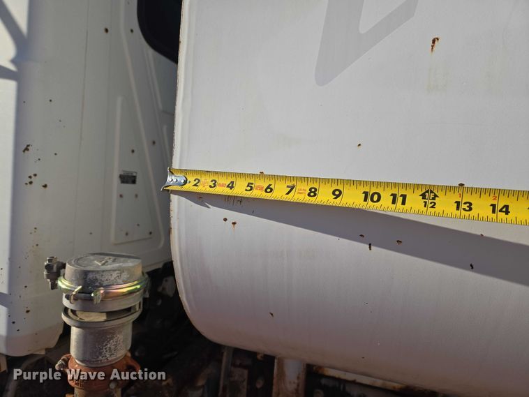 image for item ET1463 2000 Mack CH613 water truck