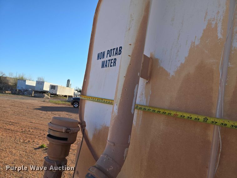 image for item ET1463 2000 Mack CH613 water truck