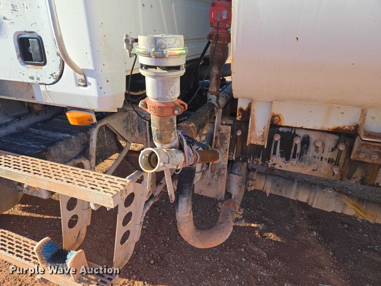 image for item ET1463 2000 Mack CH613 water truck