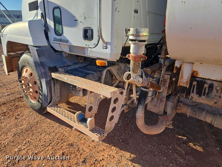 image for item ET1463 2000 Mack CH613 water truck