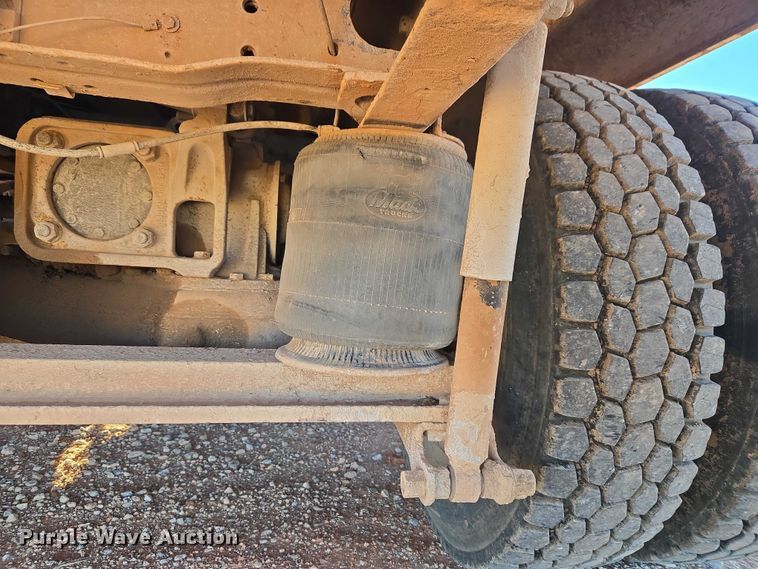 image for item ET1463 2000 Mack CH613 water truck