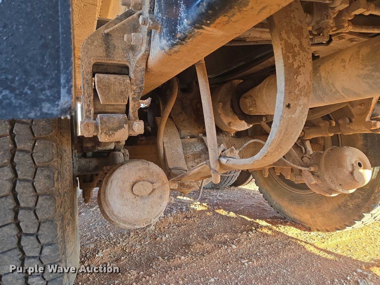 image for item ET1463 2000 Mack CH613 water truck