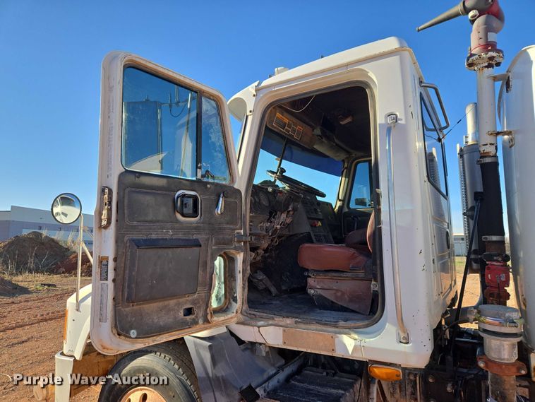 image for item ET1463 2000 Mack CH613 water truck