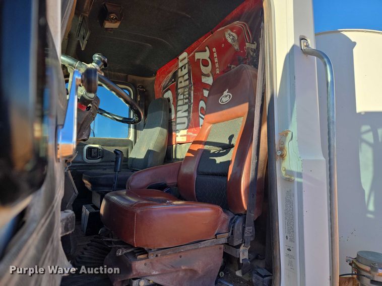 image for item ET1463 2000 Mack CH613 water truck