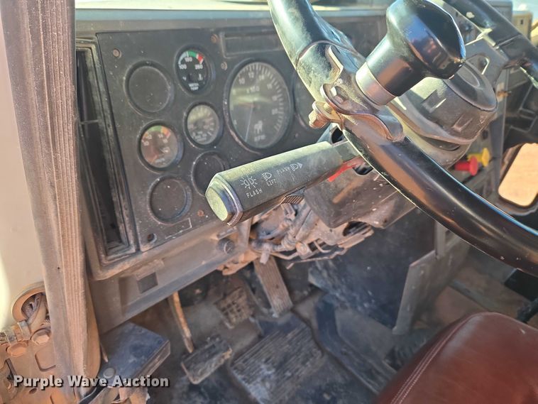 image for item ET1463 2000 Mack CH613 water truck