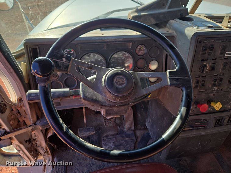 image for item ET1463 2000 Mack CH613 water truck