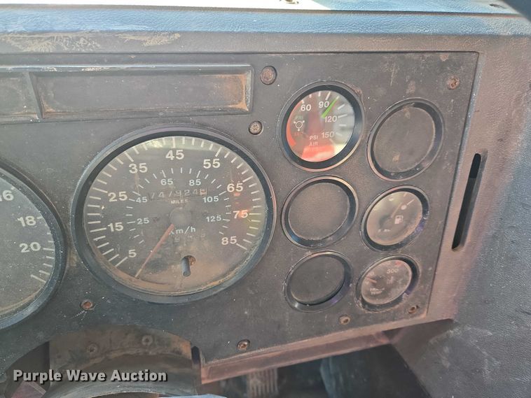 image for item ET1463 2000 Mack CH613 water truck